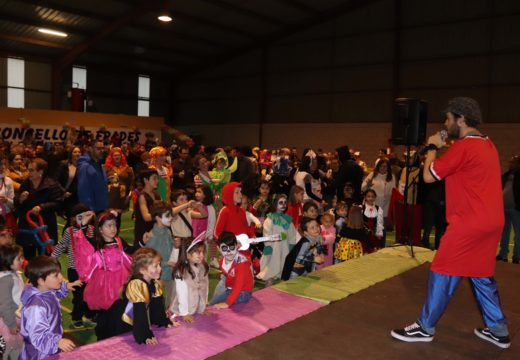 Máis de cincocentas persoas participaron na Festa e Concurso de Disfraces do Concello de Frades